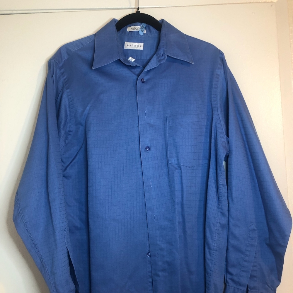 MEN'S VAN HEUSEN long sleeve dress shirt. Blue. 15.5 collar